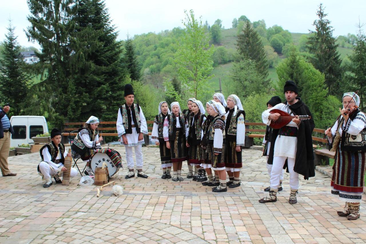 Pensiunea Casa Bunicilor Mînăstirea Humorului Exterior foto